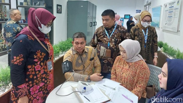 Kegiatan medical check up di Kantor Syahbandaran Utama Belawan. (Foto: Adhe Junaedy).