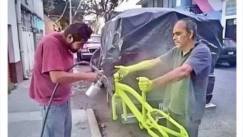 Entah kenapa sepeda itu harus diangkat untuk dicat. Foto: Boredpanda/mistakespics