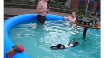 Semoga yang berada di dalam kolam tidak kesetrum. Foto: Boredpanda/mistakespics