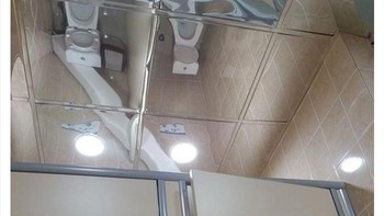 Percuma ada pintu penutup jika memasang langit-langit cermin. Foto: Boredpanda/mistakespics