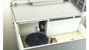 Trampolin dipasang di lantai paling atas gedung. Bagaimana seandainya orang yang melompat melewati batas dinding gedung. Foto: Boredpanda/mistakespics