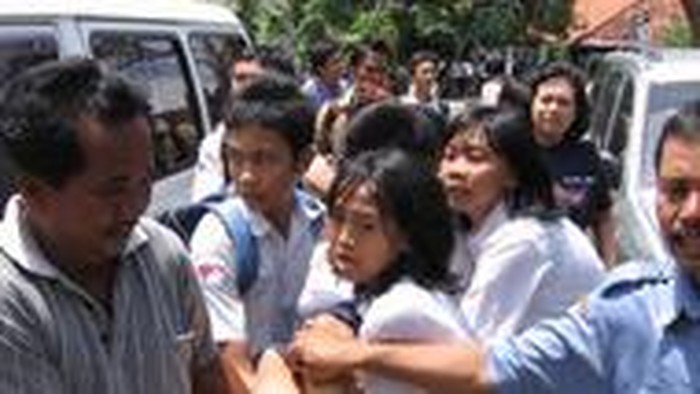 Kesurupan massal di SMPN 29 Surabaya.