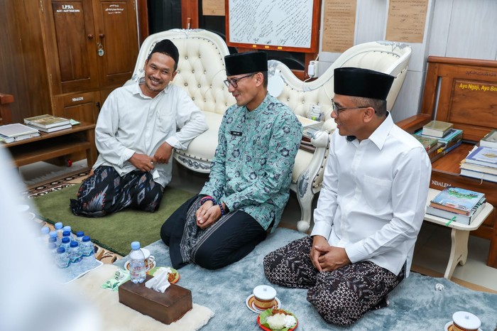 Ketua Badan Pemenangan Pemilu (Bappilu) Nasional (PPP) Sandiaga Salahuddin Uno mengungkap isi pembicaraan saat sowan ke KH. Ahmad Bahauddin Nursalim