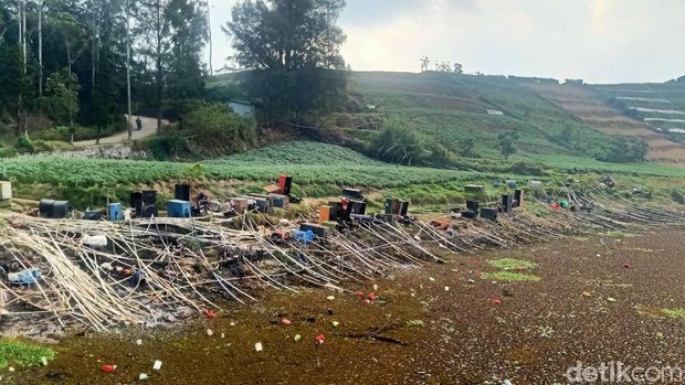 Kondisi Telaga Merdada di dataran tinggi Dieng mongering saat musim kemarau, Sabtu (16/9/2023). Banyak petani kentang menyedot air dari telaga.