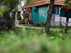 Kocak! Lomba Rebahan Sambil Main Gadget di Eropa