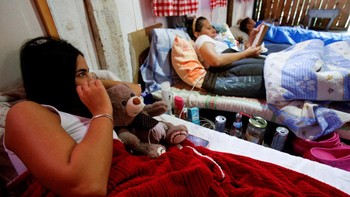 Peserta boleh membawa barang-barang untuk mengusir bosan seperti boneka, cemilan dan minuman ringan. Foto: REUTERS/Stevo Vasiljevic