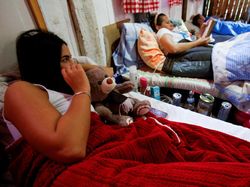 Kocak! Lomba Rebahan Sambil Main Gadget di Eropa