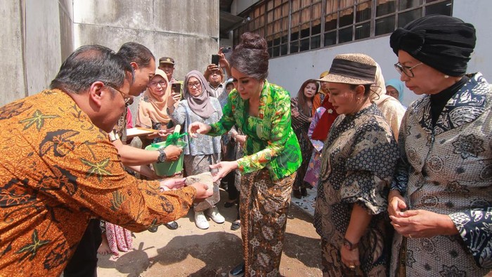 Ketua Umum Kowani Dr Ir Giwo Rubianto Wiyogo melakukan peletakan batu pertama pada pembangunan masjid Wanitatama di Yogyakarta, Jumat (15/9/2023).