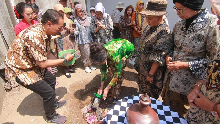 Kowani Ketua Umum Kowani Dr Ir Giwo Rubianto Wiyogo melakukan peletakan batu pertama pada pembangunan masjid Wanitatama di Yogyakarta, Jumat (15/9/2023).