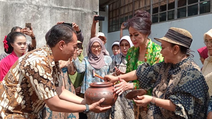 Kowani Ketua Umum Kowani Dr Ir Giwo Rubianto Wiyogo melakukan peletakan batu pertama pada pembangunan masjid Wanitatama di Yogyakarta, Jumat (15/9/2023).