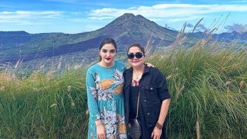 Luh Gede Herryan, ibunda Sarah Menzel, saat ngopi cantik bareng Ashanty di Kintamani, Bali. (Instagram Luh Gede Herryan)