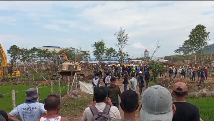 Sejumlah warga di Desa Karang-karangan, Luwu, Sulawesi Selatan (Sulsel) melakukan unjuk rasa terhadap PT Bumi Mineral Sulawesi (BTS).