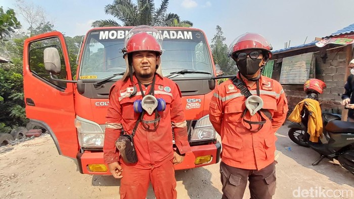 Dua petugas Manggala Agni Hendra dan Dodi usai bertugas memadamkan karhutla di Ogan Ilir.