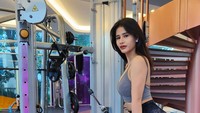 Demi menjaga bentuk tubuh tetap ideal, Maya Sari melakukan olahraga di gym. (Foto: Istimewa)