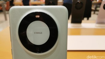 Ponsel ini memikat kosumennya dengan desainnya seperti finishing dua warna di bagian belakangnya. Sistem tiga kameranya juga mengesankan, dengan kamera utama 50MP disertai shutter fisik. Foto: Josina/detikcom