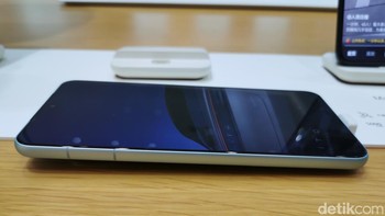 Di sekelilingnya adalah tombol pada umumnya dengan port USB-C. Secara keseluruhan, Huawei Mate 60 Pro adalah ponsel yang dibuat dengan sangat baik dengan hardware papan atas. Foto: Josina/detikcom