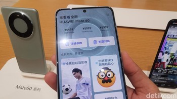 Mate 60 Pro adalah ponsel flagship dengan layar OLED 6,8 inci 120Hz yang melengkung di samping dan punya pemindai sidik jari bawah layar. Foto: Josina/detikcom