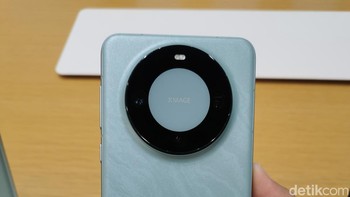 Bagian belakangnya dari kaca dengan sistem kamera tiga lensa yang ditempatkan dalam susunan melingkar. Tiga lubang di sisi depan yang menampung kamera selfie dan pemindai wajah 3D. Foto: Josina/detikcom