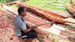 Melihat Pembuatan Perahu Tradisional Sentani