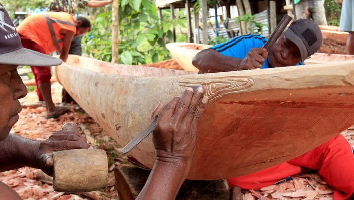 Warga Suku Sentani membuat perahu tradisonal di Kampung Yoka, Kota Jayapura, Jumat (14/9/2023). Perahun tradisional tersebut dijadikan alat transpotasi bagi warga adat suku Sentani yang sebagian besar bermukiman di tepian danau Sentani.  ANTARA FOTO/Gusti Tanati/YU/hp.