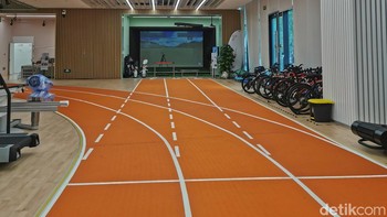 Trek lari dalam ruangan. Didirikan pada tahun 2021, bangunan dan fasilitas ini telah menelan biaya investasi sebesar 200 juta yuan atau sekitar Rp 448 miliar. Foto: Josina/detikcom