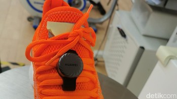 Sepatu yang ditempelkan dengan perangkat kesehatan Huawei, dengan perangkat ini pengguna bisa tahu bagaimana dan berapa ayunan kaki saat berjalan ataupun berlari.  Foto: Josina/detikcom