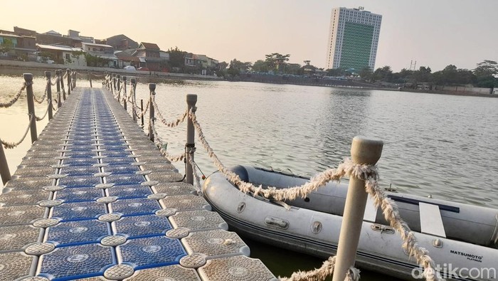Menikmati Pagi di Situ Rawa Kalong Depok Situ Rawa Kalong merupakan salah satu destinasi wisata di Depok, Jawa Barat. Situ ini jadi ruang terbuka yang digunakan warga untuk bersantai di pagi dan sore hari.