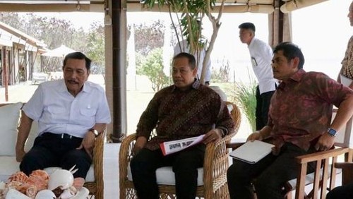 Menko Luhut bersama Pj Gubernur Bali Sang Made Mahendra Jaya dan Kepala Dishub Bali I Gde Wayan Samsi Gunarta di Econtent Kura-Kura Bali, Denpasar, Jumat (15/9/2023). (Tangkapan layar instagram Pemprov Bali)