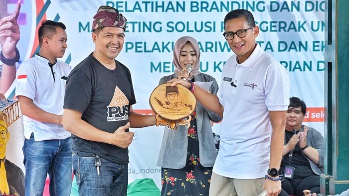Menteri Pariwisata dan Ekonomi Kreatif (Menparekraf) Sandiaga Salahuddin Uno telah memimpin Pelatihan Branding dan Digital Marketing yang digelar di Hetero Space, Solo