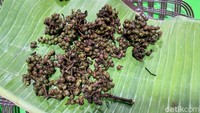 Ini dia andaliman, merica Batak yang bikin rasa sambal hijau di sini istimewa. Penambahan andaliman menambahkan jejak rasa segar sekaligus getir yang khas.
