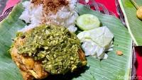 Paket nasi ayam goreng ini juga disertai lalapan timun dan kol serta taburan serundeng. Penambahan serundeng memperkuat rasa gurih.