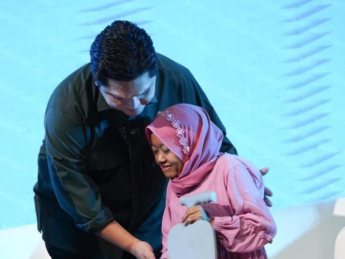 Momen Erick Thohir bertemu nasabah dan AO PNM Mekaar Momen Erick Thohir bertemu nasabah dan AO PNM Mekaar