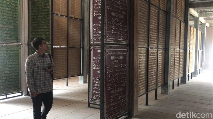Museum Islam Nusantara Lasem, Rembang, Sabtu (16/9/2023). Di museum ini terdapat Al-Quran raksasa.