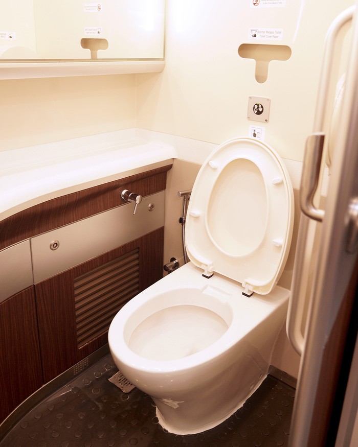 Sejumlah fasilitas terdapat di dalam Kereta Cepat Jakarta Bandung. Salah satunya adalah toilet yang ramah untuk pengguna berkebutuhan khusus.