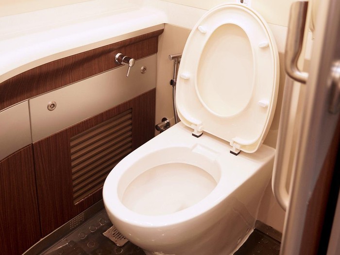 Sejumlah fasilitas terdapat di dalam Kereta Cepat Jakarta Bandung. Salah satunya adalah toilet yang ramah untuk pengguna berkebutuhan khusus.