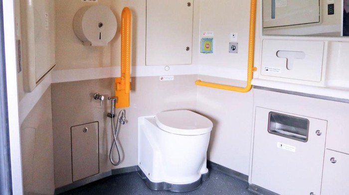 Sejumlah fasilitas terdapat di dalam Kereta Cepat Jakarta Bandung. Salah satunya adalah toilet yang ramah untuk pengguna berkebutuhan khusus.