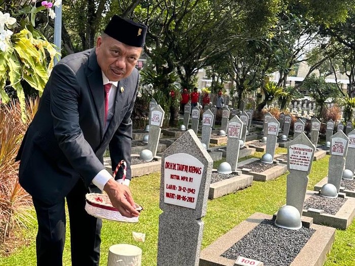 Olly Dondokambey ziarah di TMP Kalibata