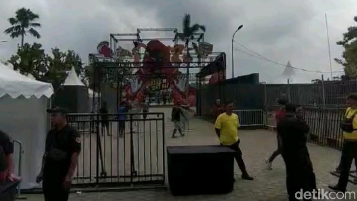 Panggung konser yang dibereskan di Tasikmalaya