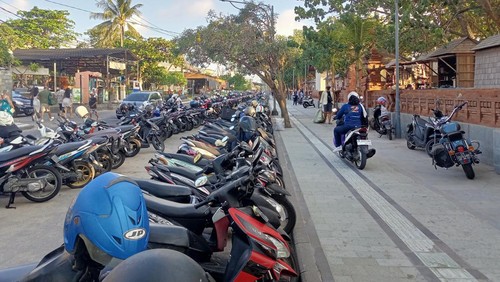 Potret motor parkir di tempat parkir dan beberapa yang sembarang di trotoar depan eks hotel Bali Anggrek, Kuta, Badung, Sabtu (16/9/2023).