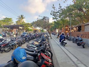 Repotnya Urus Parkir di Sepanjang Jalan Pantai Kuta