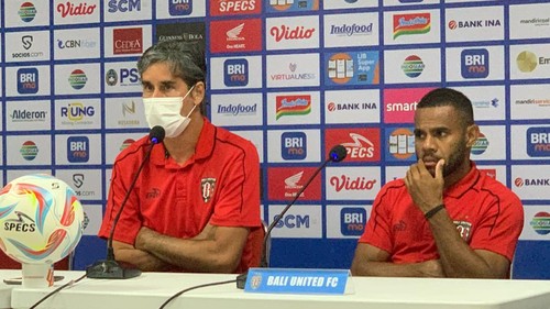 Pelatih Bali United FC Stefano Cugurra dan pemain Bali United Yabes Roni, Jumat (15/9/2023) di Gianyar. (Siti Mu’amalah)