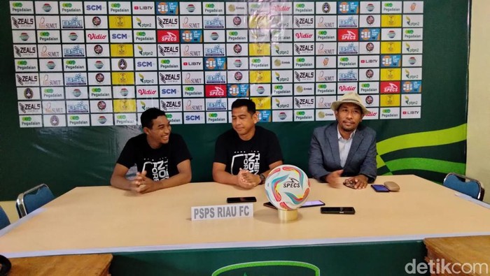 Pelatih dan kapten PSPS Riau saat konferensi pers jelang laga di Stadion Baharoeddin Siregar