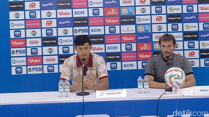Pelatih Persis Solo Leonardo Medina dan pemainnya M Riyandi saat konferensi pers usai laga lawan PSIS Semarang di Stadion Manahan, Sabtu (16/9/2023).