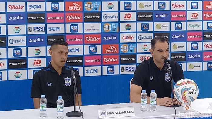 Pelatih PSIS Semarang Gilbert Agiuis dan pemainnya Delfin Rumbino saat konferensi pers usai laga lawan Persis Solo di Stadion Manahan, Sabtu (16/9/2023).