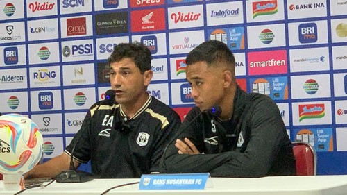 Pelatih Rans Nusantara Eduardo Almeida menjelaskan hasil laga melawan Bali United, Jum’at (15/9/2023) di Gianyar. (Siti Mu’amalah)