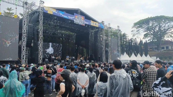 Penampilan Dikta di panggung Pasar Kaget