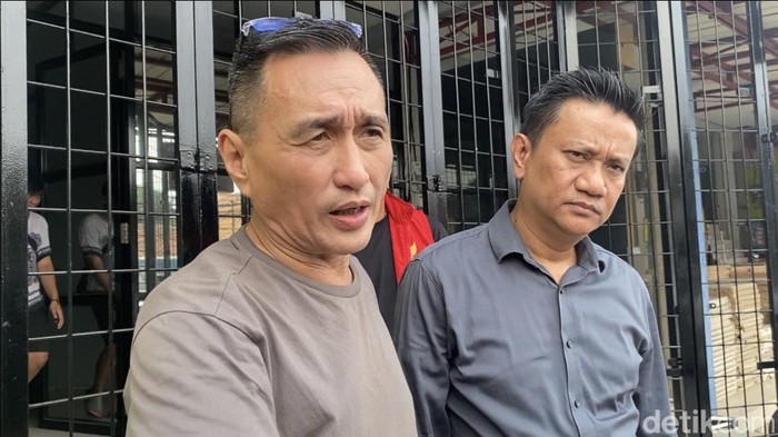 Pendeta Kapel di Cinere Depok Didi, (kiri)