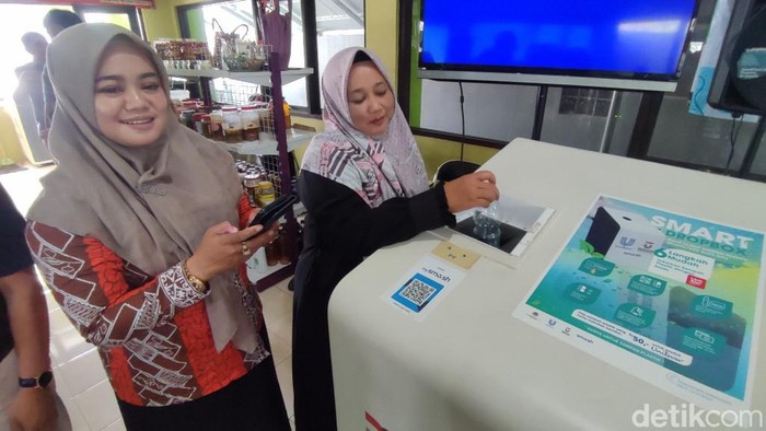 Pengelola bank sampah diajarkan cara pengelolaan sampah secara digital di Bank Sampah Induk Ciamis.