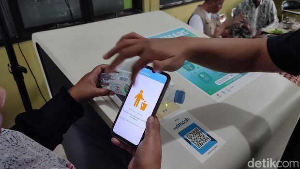 Pengelola bank sampah diajarkan cara pengelolaan sampah secara digital di Bank Sampah Induk Ciamis.