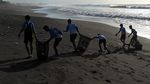 Aksi Siswa SMP Bersih-bersih Sampah di Pantai Padang Galak